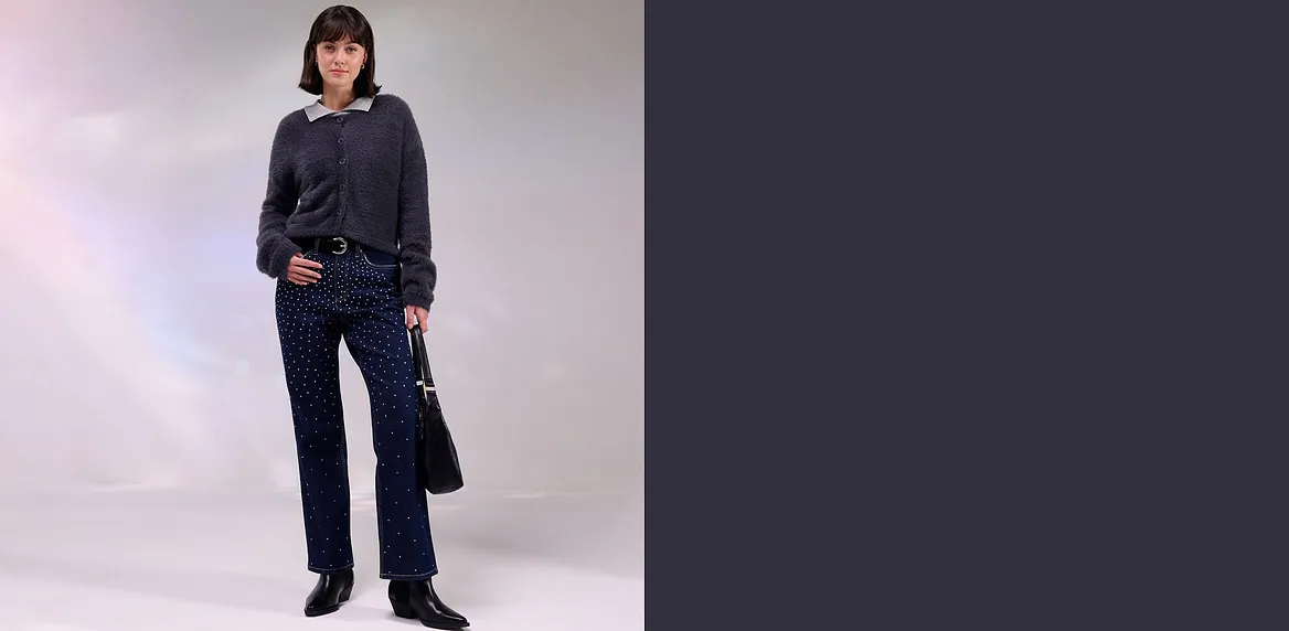 Mørk jakke, jeans med strass og passende veske.