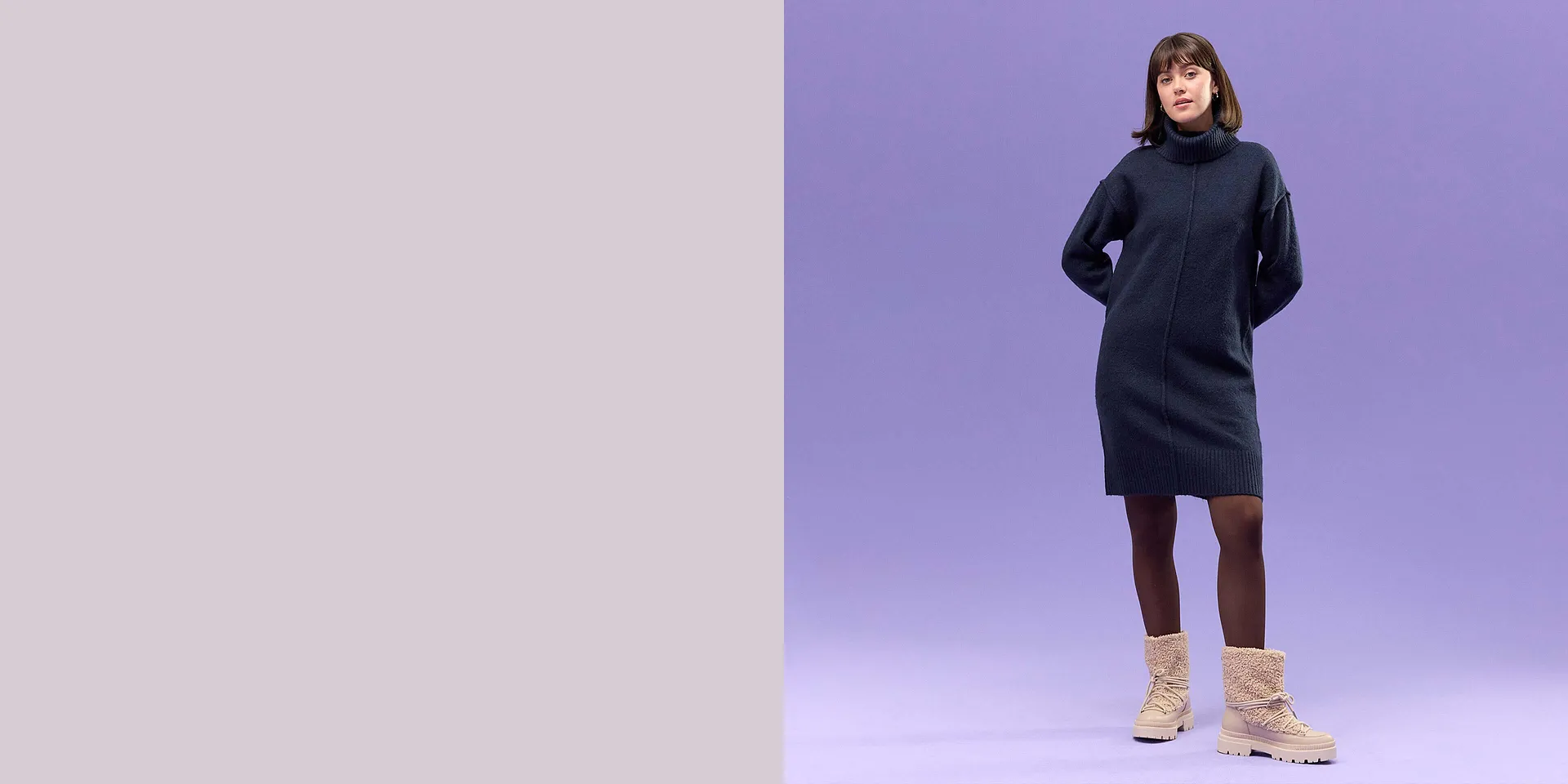 Elegant, mørkeblå strikket kjole med rullekrage.