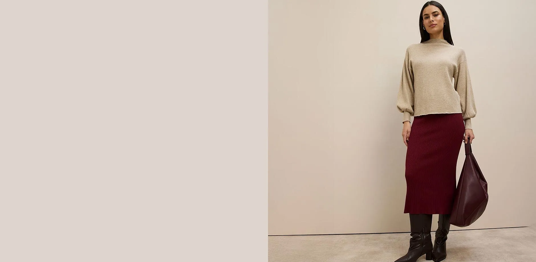 Beige genser, vinrødt, strikket skjørt, brune støvletter og stor, burgunderrød veske.