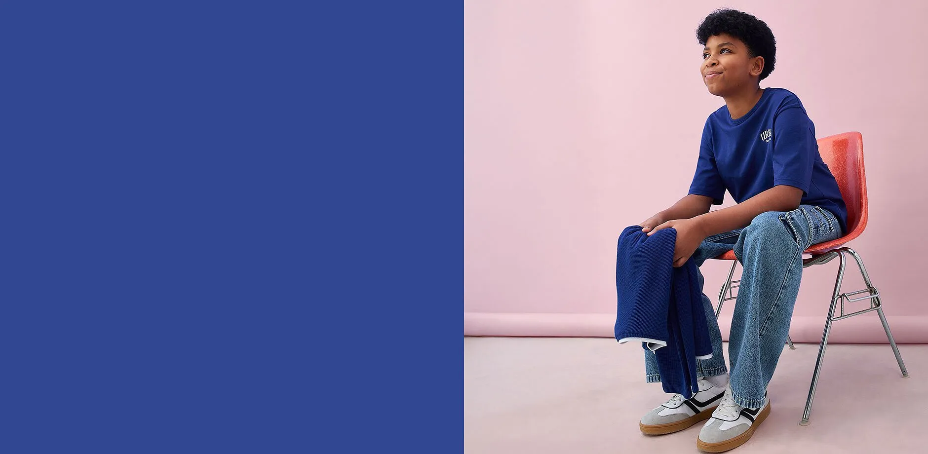 Lässiger Look: Blaues T-Shirt, helle Jeans und bequeme Sneakers. Stilvolle Kombination für den Alltag.