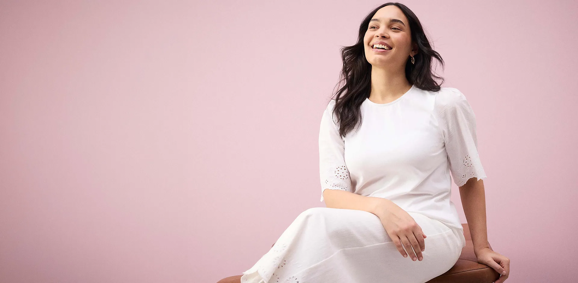 Elegant, hvit bluse med blonder og korte ermer.