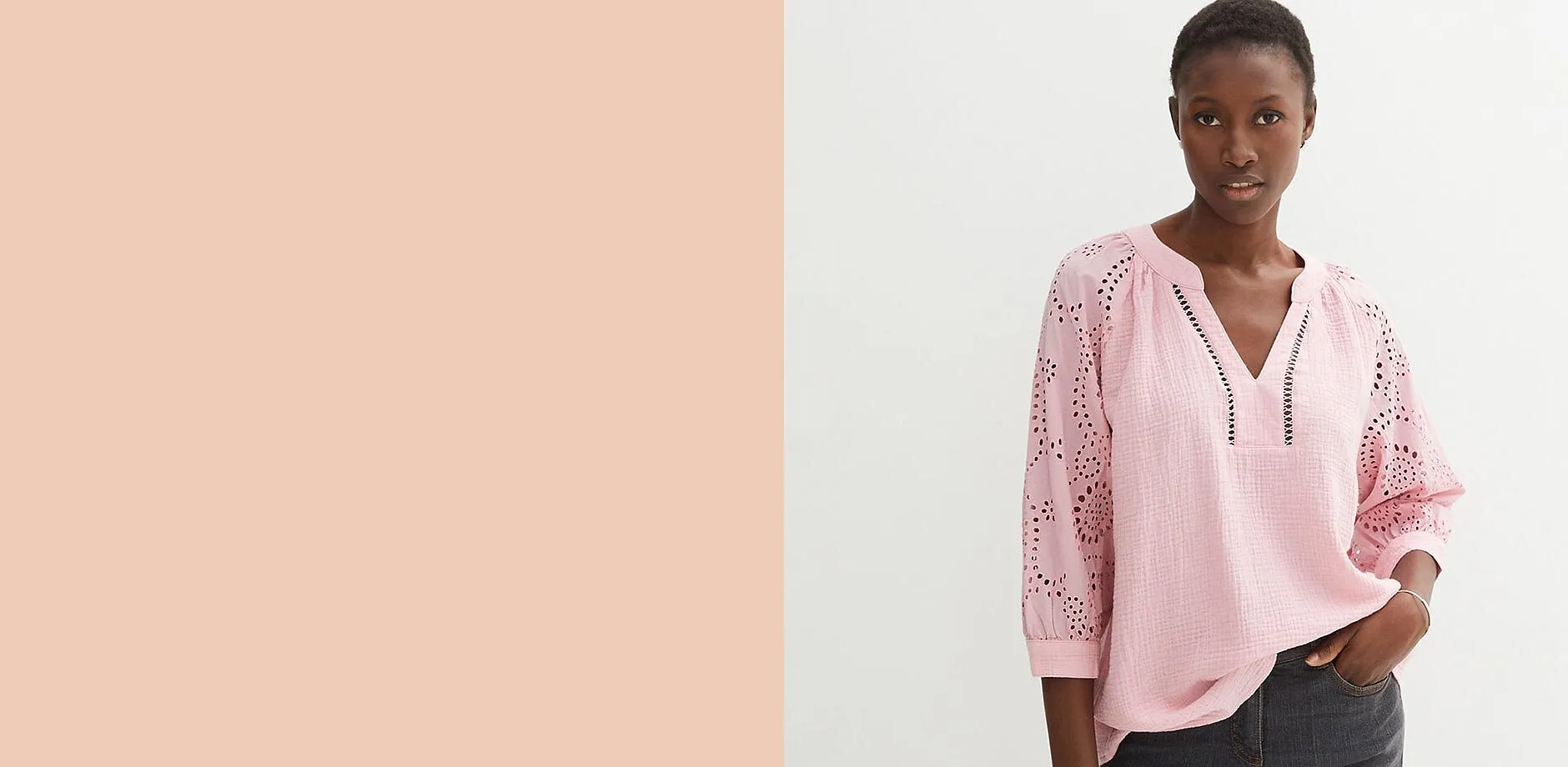 Rosa tunika med hullbroderier og V-hals kombinert med mørke jeans.