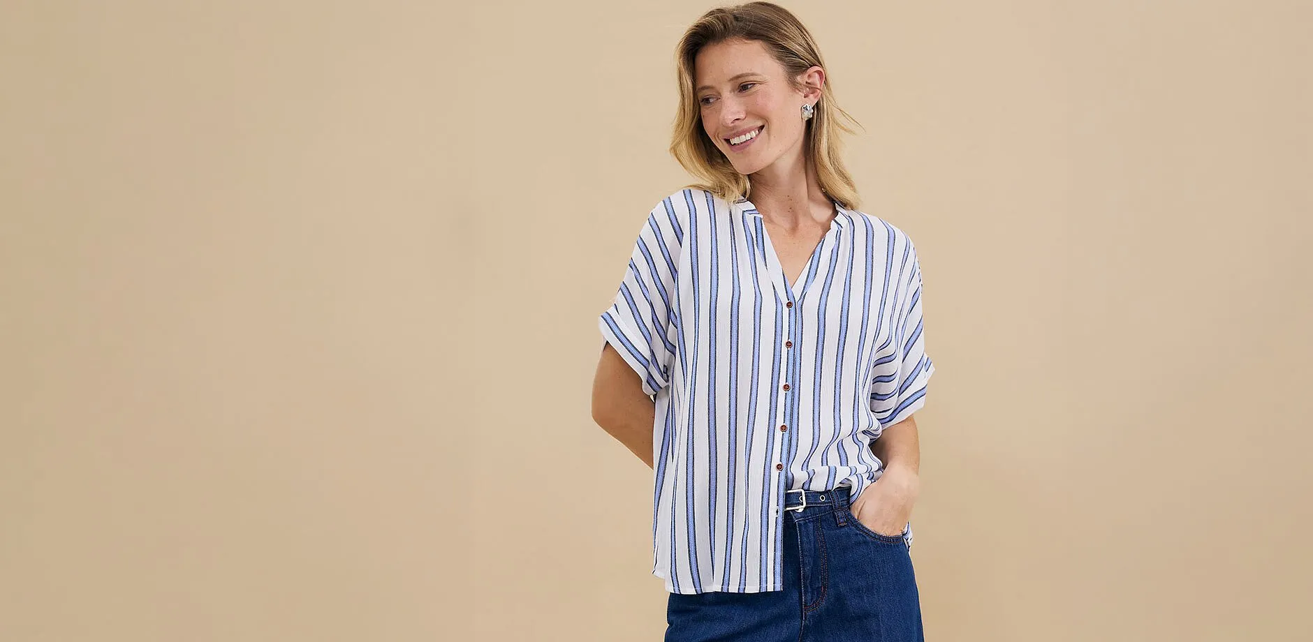 Uformell, stripete bluse med korte ermer kombinert med klassiske, mørke jeans.