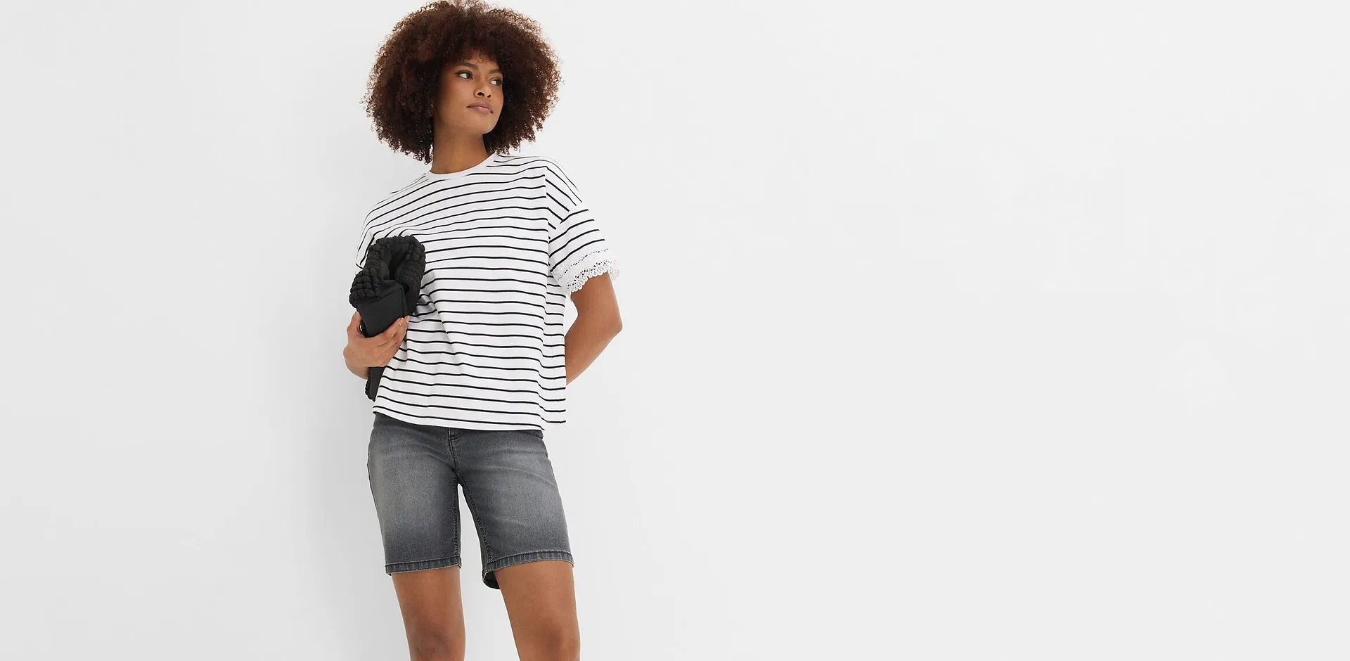Stripete T-skjorte og grå shorts.