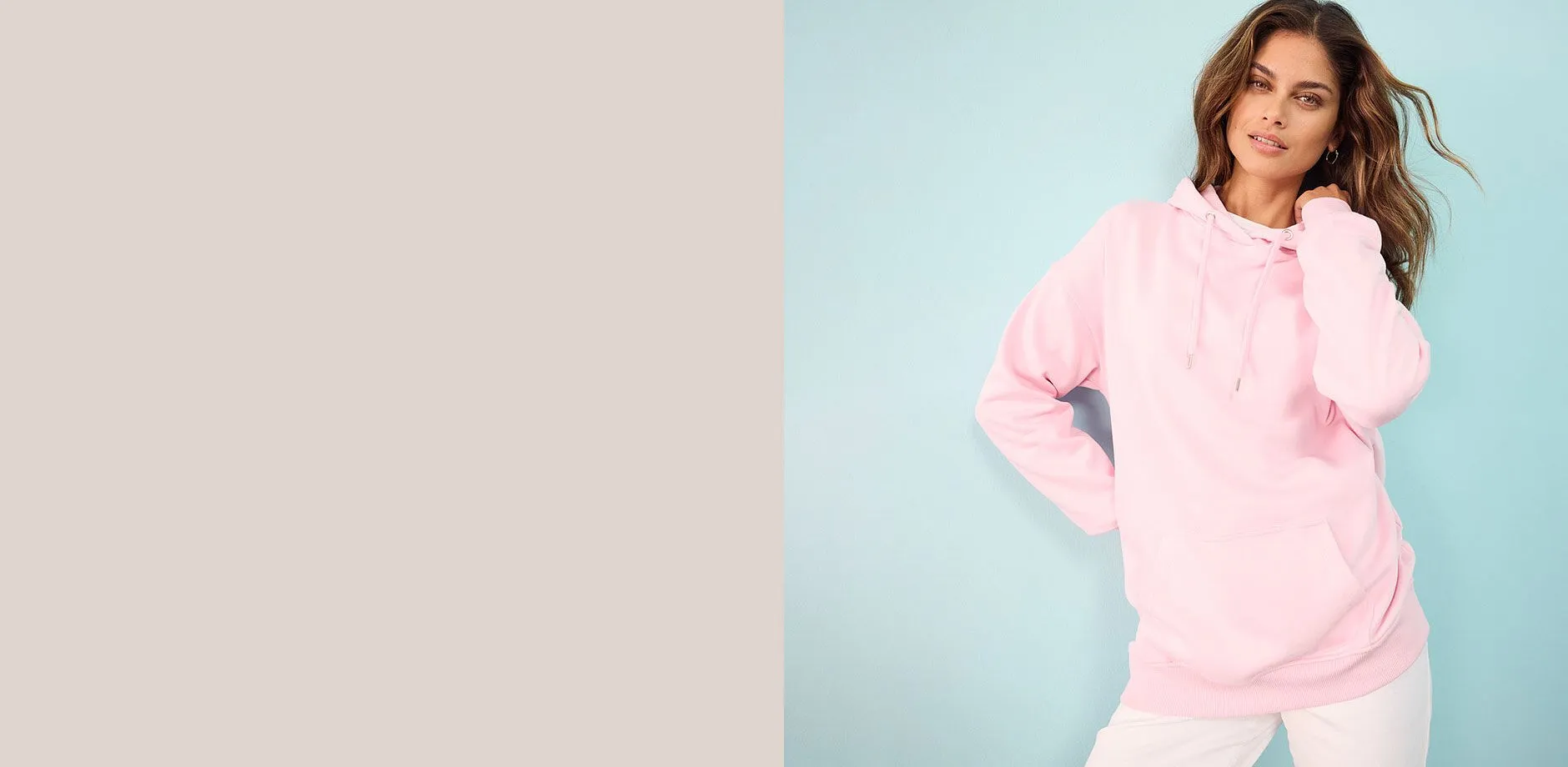 Rosa hettegenser kombinert med hvit bukse.