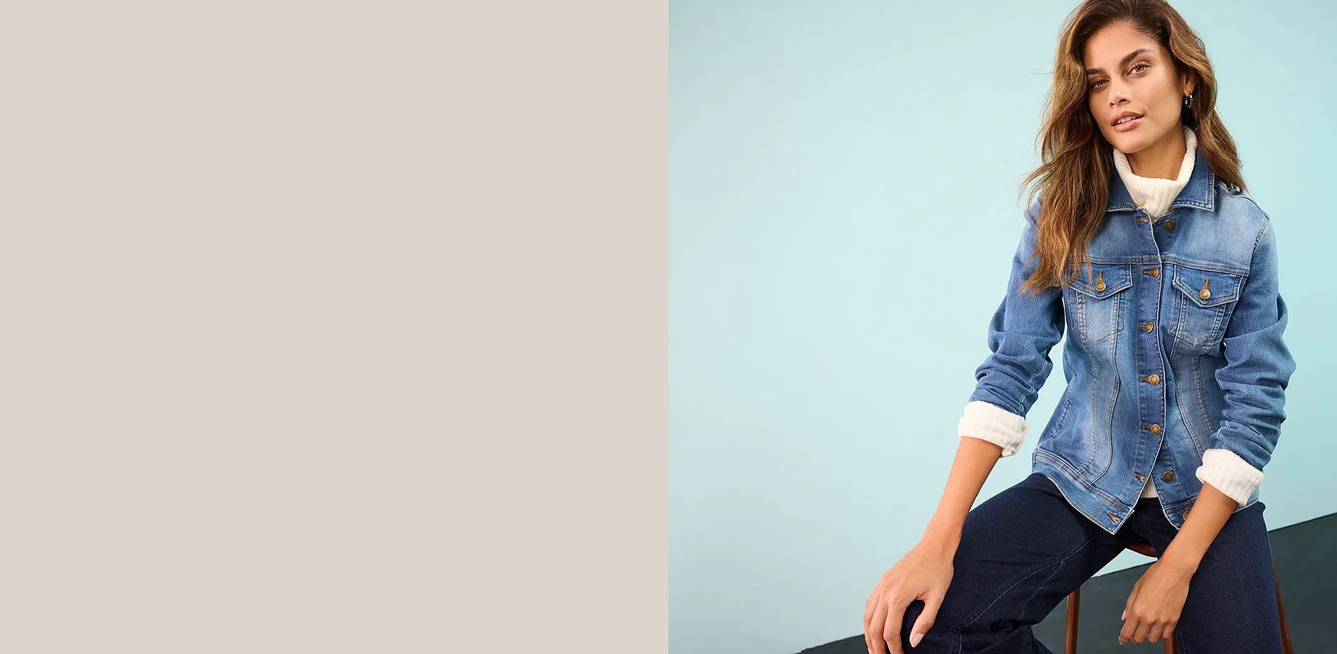 Clean look: Denimjakke, hvit topp og mørk bukse.