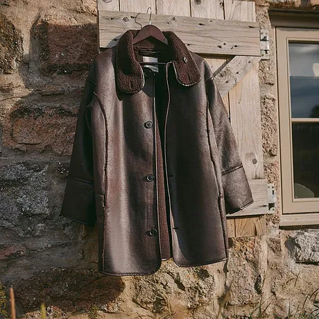 Dame - Jakke i imitert lammeskinn - mørkebrun