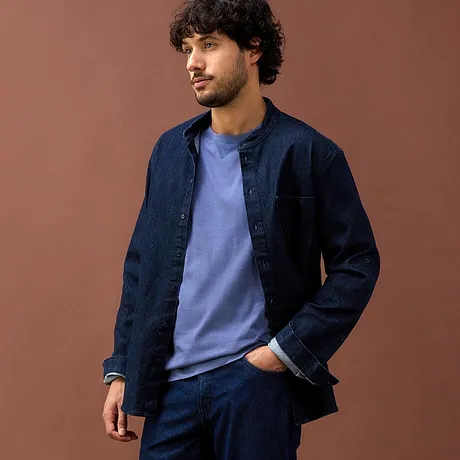 Mørkeblå denimskjorte og lyseblå shirt kombinert med en mørkeblå bukse.