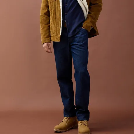 Bluejeans, sennepsgul jakke i kordfløyel og robuste, beige skoletter.