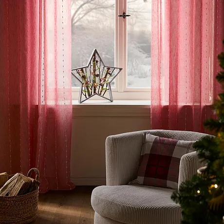 Rosa gardiner rammer inn vinduet.