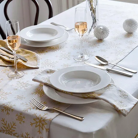 Bord dekket i hvitt.