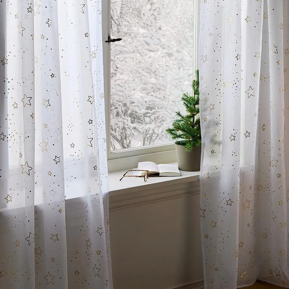 Hvite gardiner med stjernemønster.