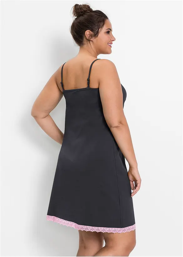 Kort nattkjole med delikate blonder, bonprix