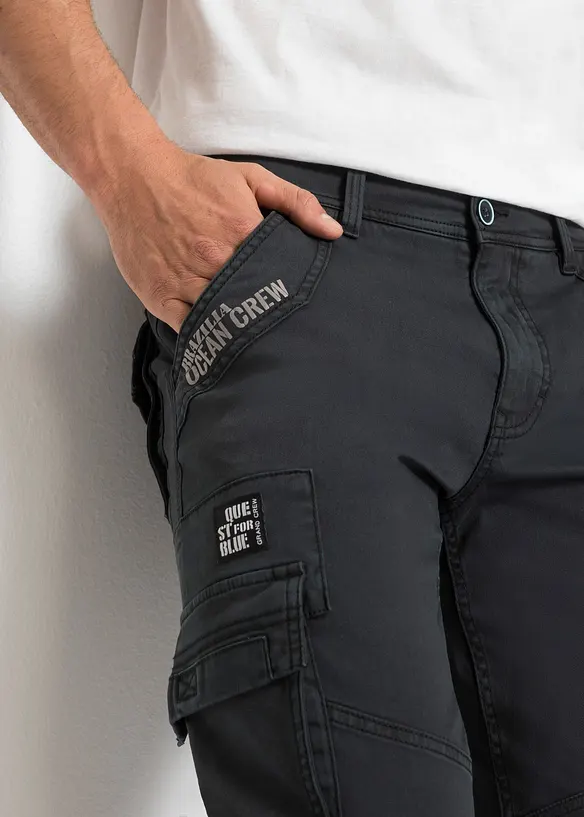 Bermudashorts i lang modell med stretch og cargolommer, Regular Fit, bonprix