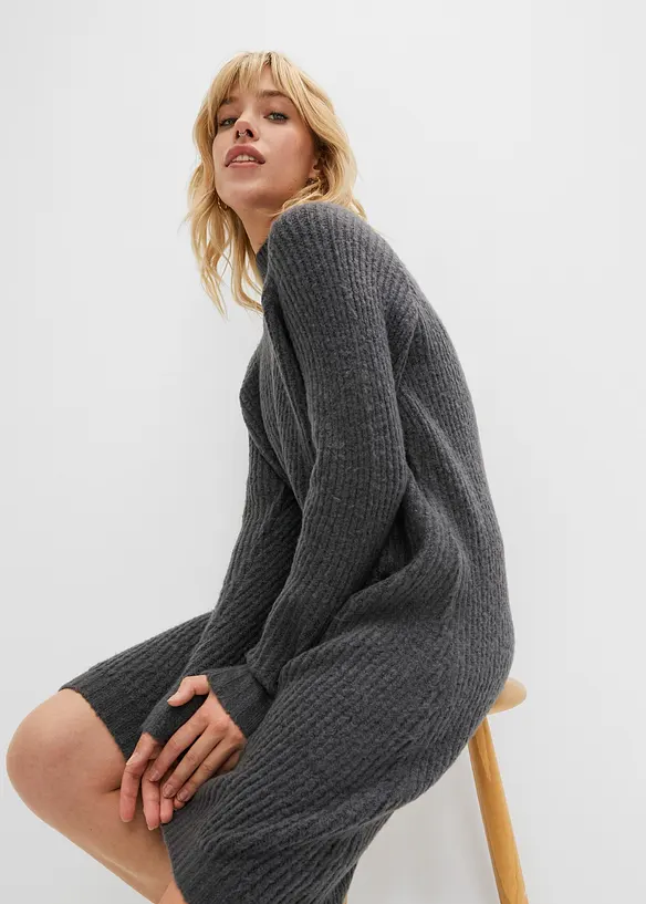 Strikket kjole med lengre bakstykke, bonprix