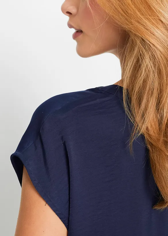 Kortermet satengbluse i ledig modell med lave skuldersømmer, bonprix