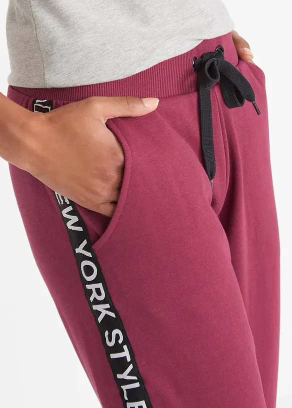 Sweatbukse med linning og Statement-print, bonprix
