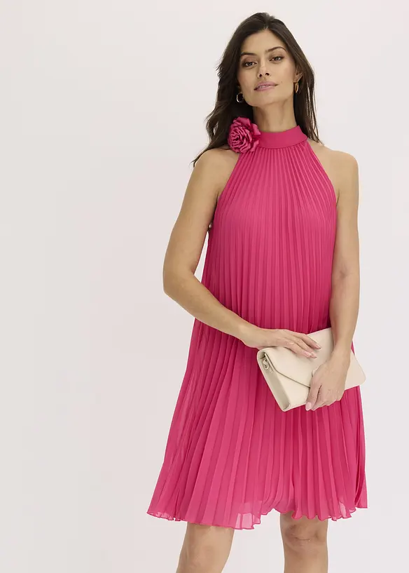 Chiffonkjole med plissefolder og blomsterapplikasjon, bonprix