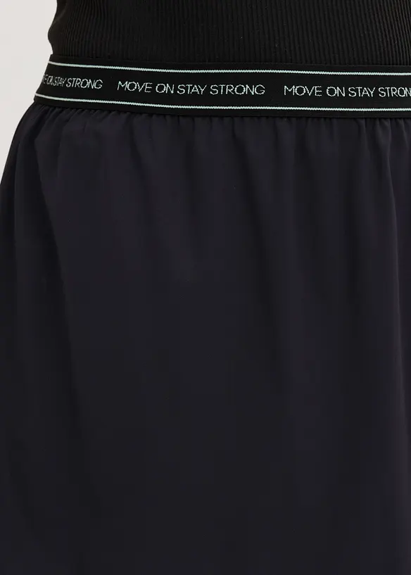 Ultralett treningsskjørt med integrert shorts, bonprix