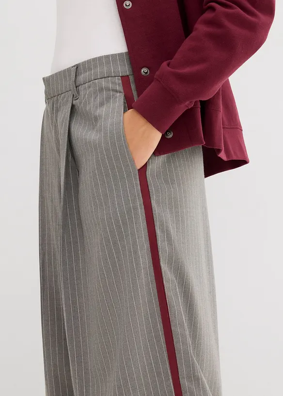 Bukse med legg og kontraststriper, bonprix