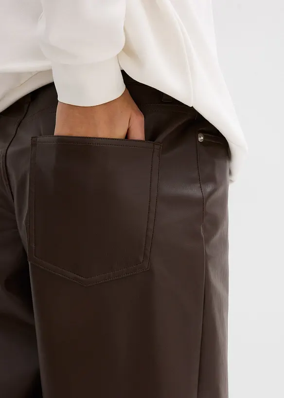 Barrel bukse i imitert skinn, Mid Waist, bonprix
