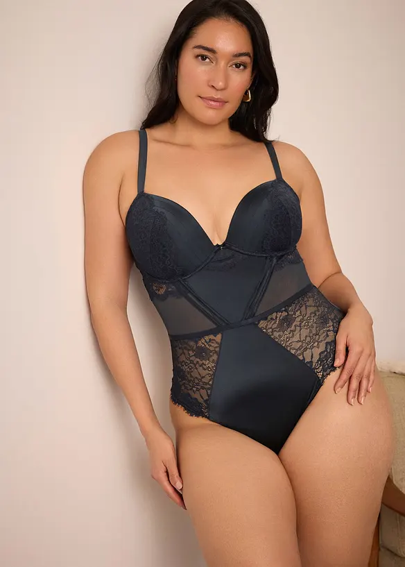 Stringbody i materiale med glans, bonprix