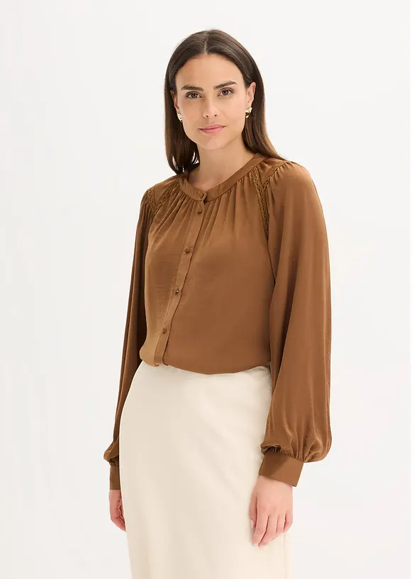 Satengbluse med blondebånd, bonprix