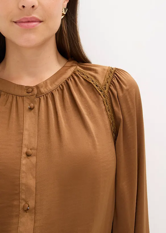 Satengbluse med blondebånd, bonprix