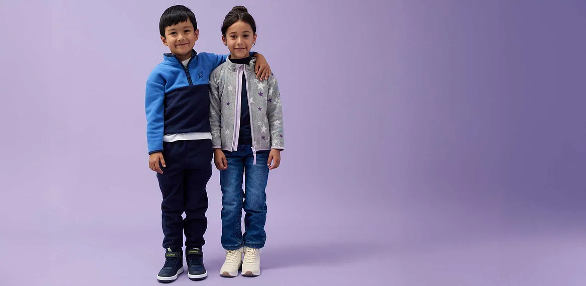 Barn i jeans og jakke: Blå jakke til han, grå jakke til henne.