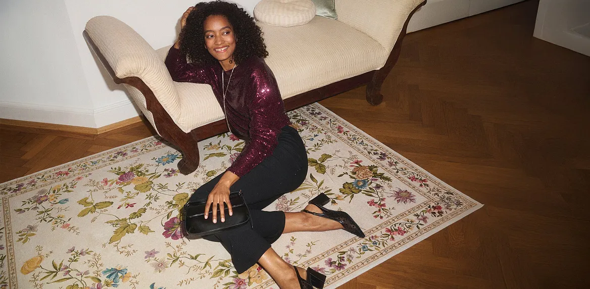 Elegant, langermet topp i burgunder kombinert med mørke jeans.