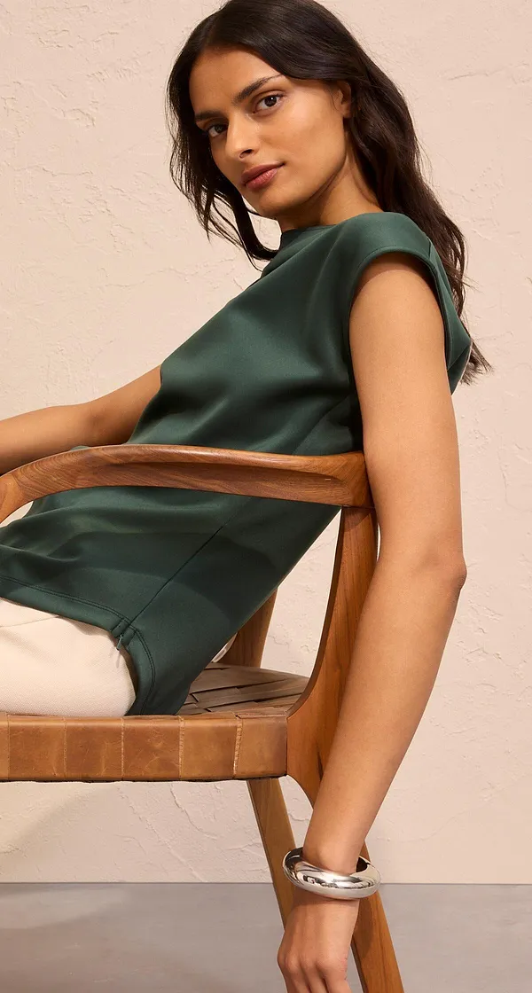Elegant, mørkegrønn topp kombinert med lys bukse.