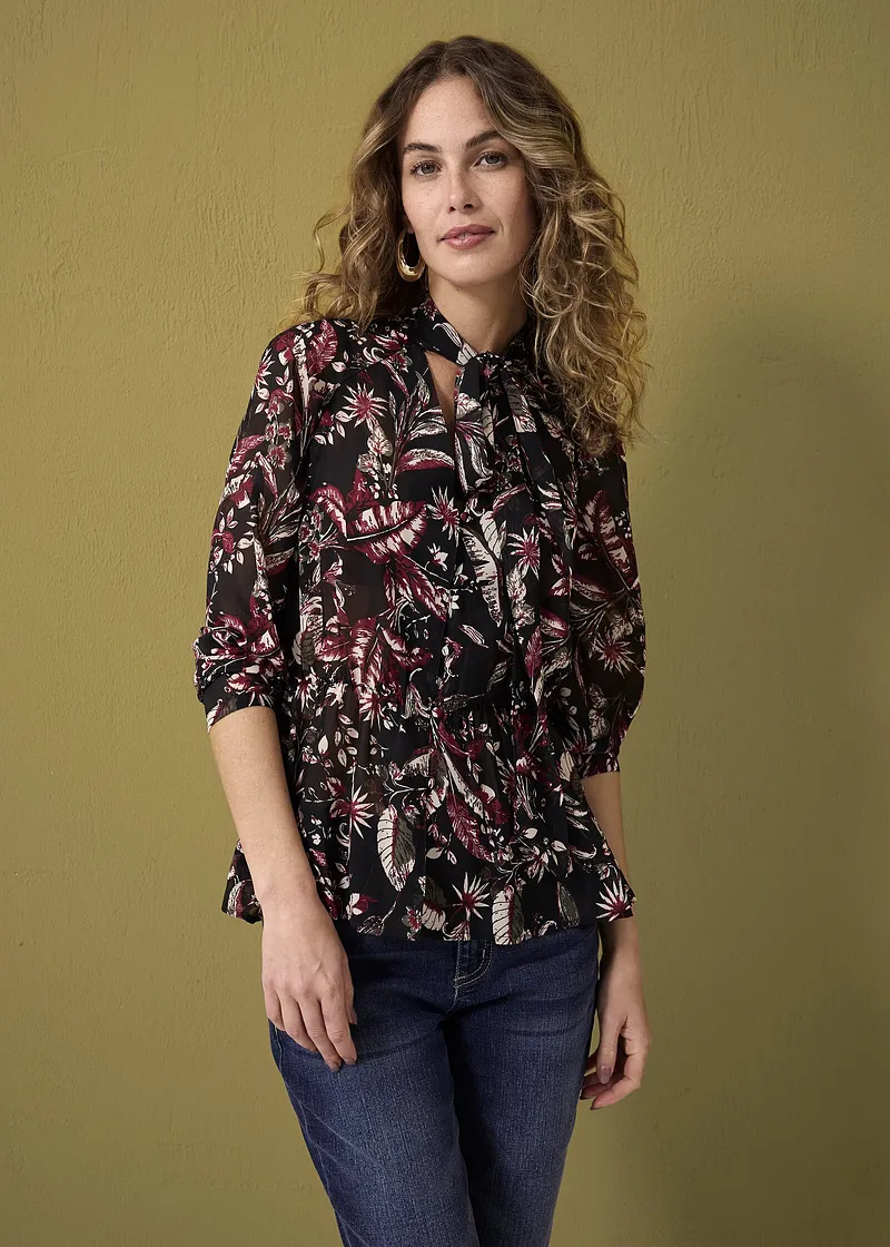 Knytebluse med blomstermønster kombinert med klassisk jeans. Fin hverdagslook i chic, bohemsk stil. 