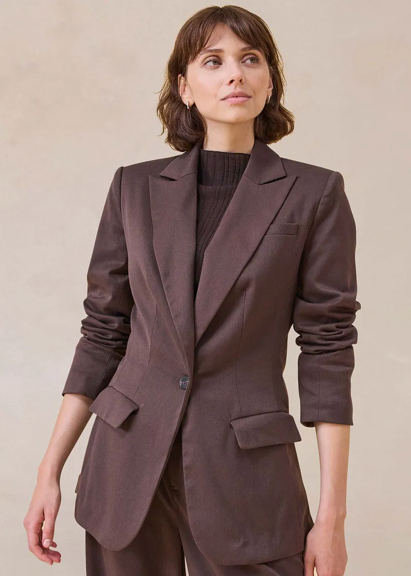 Elegant, brun blazer med knapp og lommer.