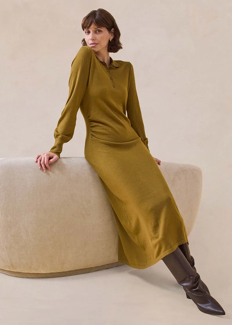Elegant, sennepsgul kjole med lange ermer.