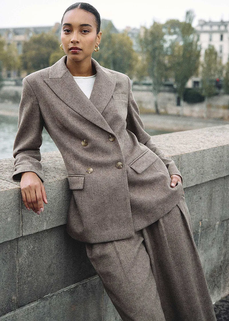 En elegant, brun blazer og vid bukse.