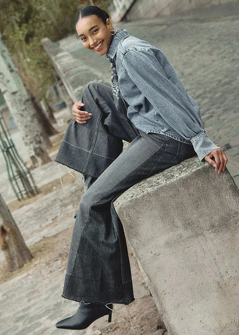 Kombo bestående av denimjakke, grå kåpe og jeans.