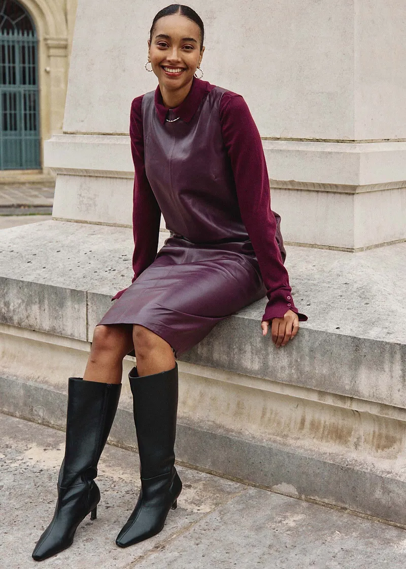 Elegant kombo bestående av lilla genser, grå vest og mørk fiolett kjole.