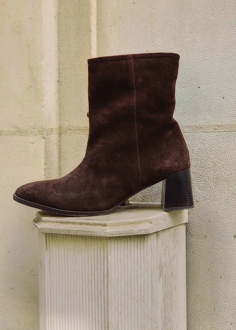 Elegante, brune ankelstøvletter i semsket skinn med middels høy hæl.