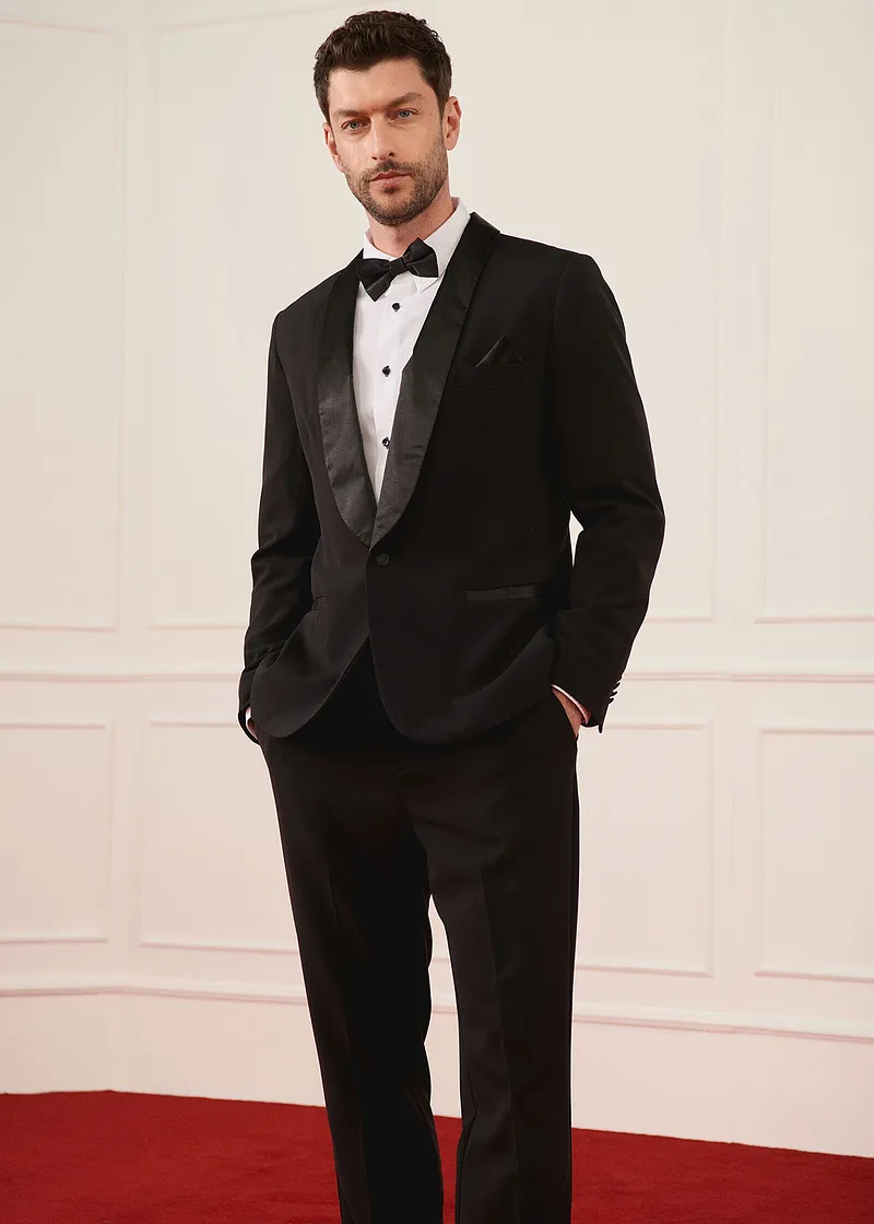 Elegant, sort smoking med sløyfe og hvit skjorte for spesielle anledninger.