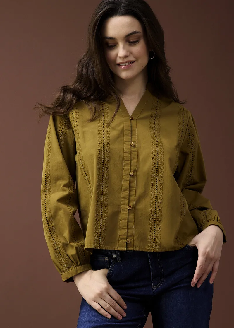 Elegant, sennepsgul bluse med broderi og V-hals.