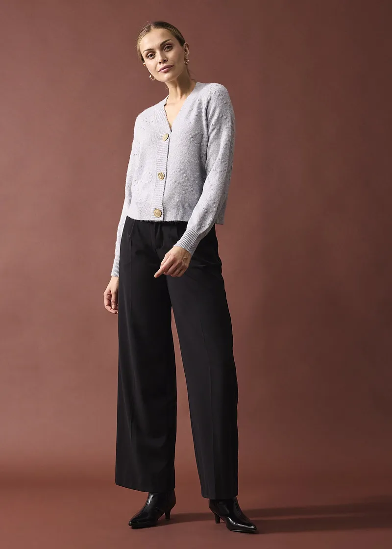 Elegant, hvit cardigan med store knapper.