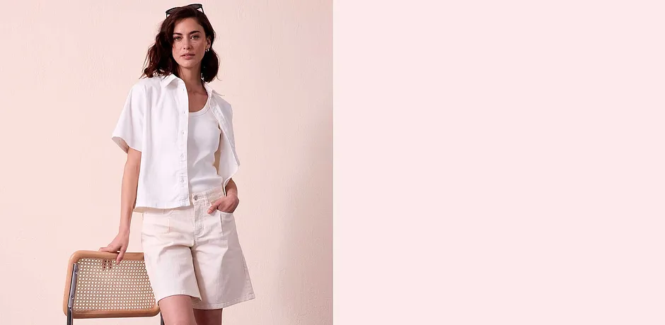 Sommerlig og elegant antrekk i hvitt: Kortermet bluse, T-skjorte og shorts med lommer.