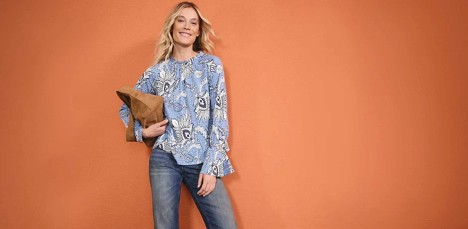 Blå og hvit bluse med blomstermønster kombinert med bluejeans. Ledig stil for en avslappet look.