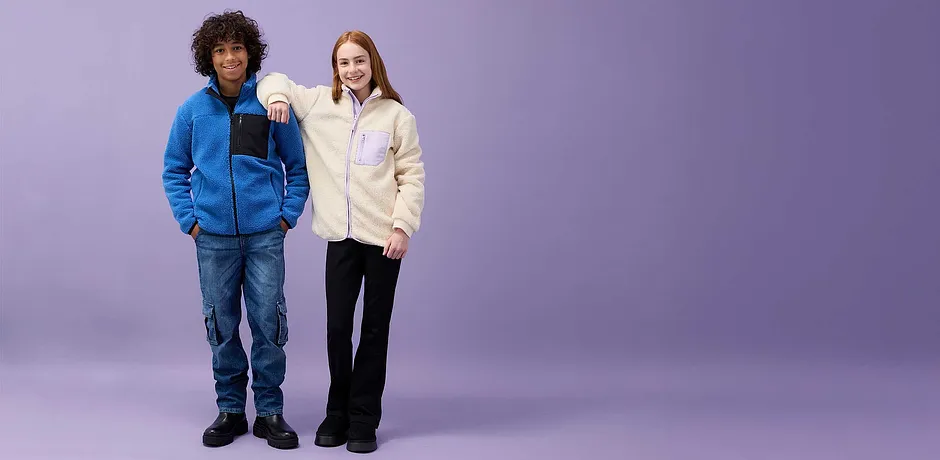 Blå jakke og lys fleecejakke for behagelige og varme vinterlooks.