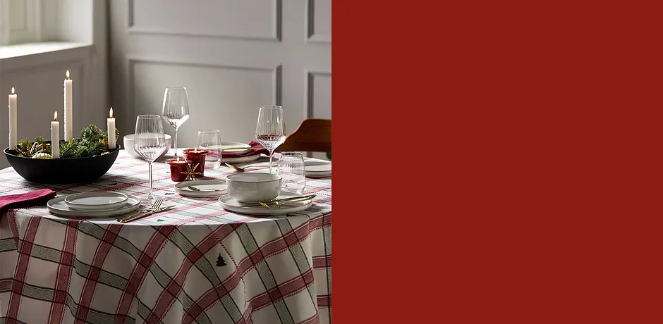 Festlig dekket bord for en koselig julemiddag.