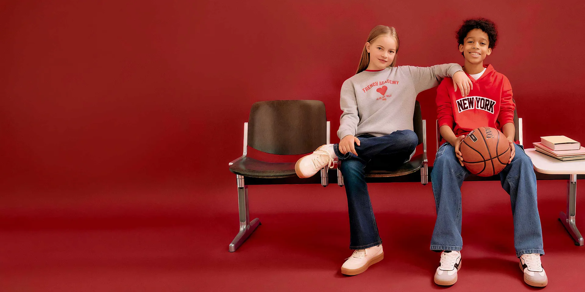 Ledig stil: Jeans, T-skjorte og sneakers. Behagelig hverdagsantrekk i rødt og hvitt.