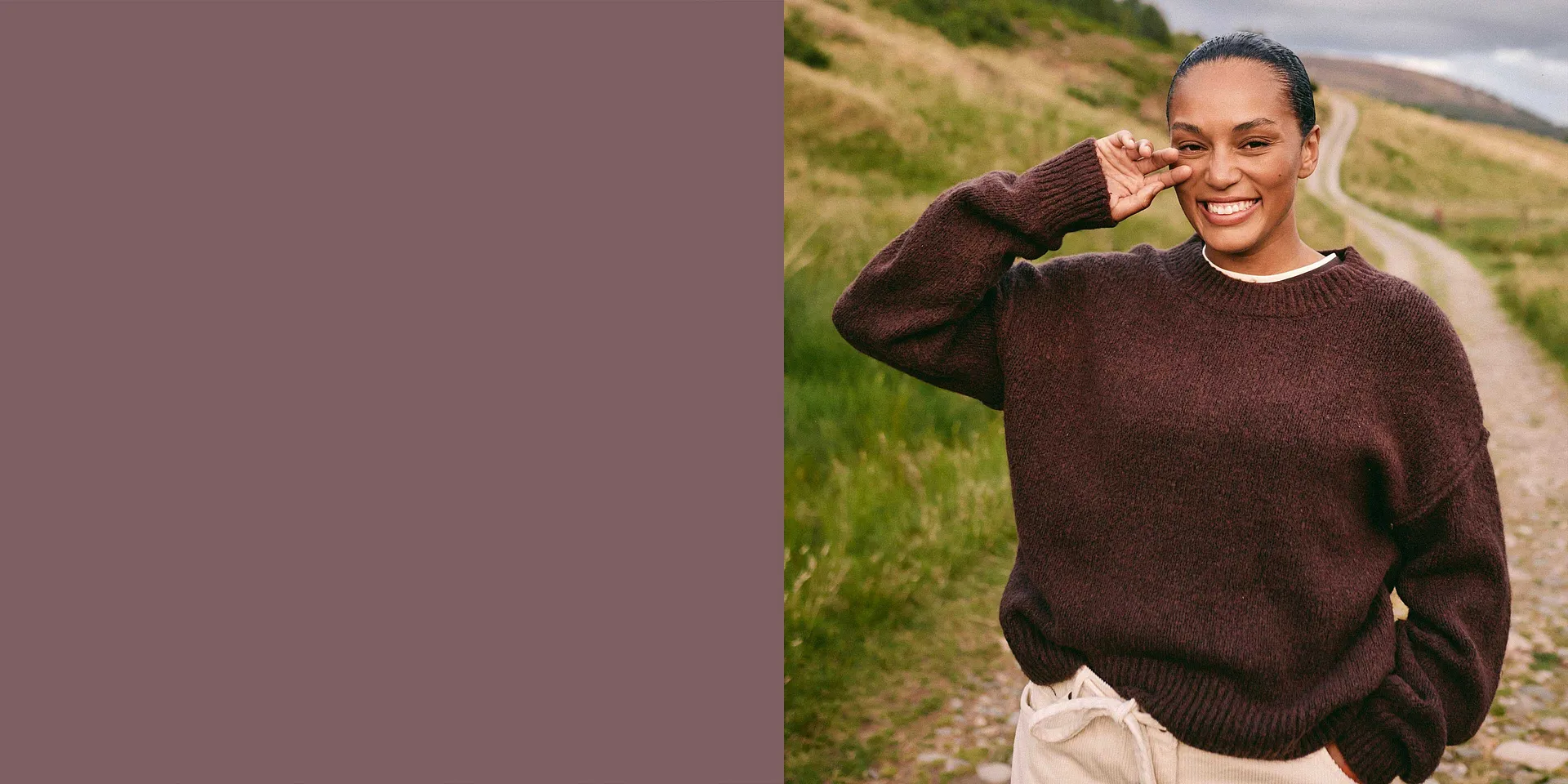 Behagelig, brun og oversized genser, perfekt for en tur ute i naturen.