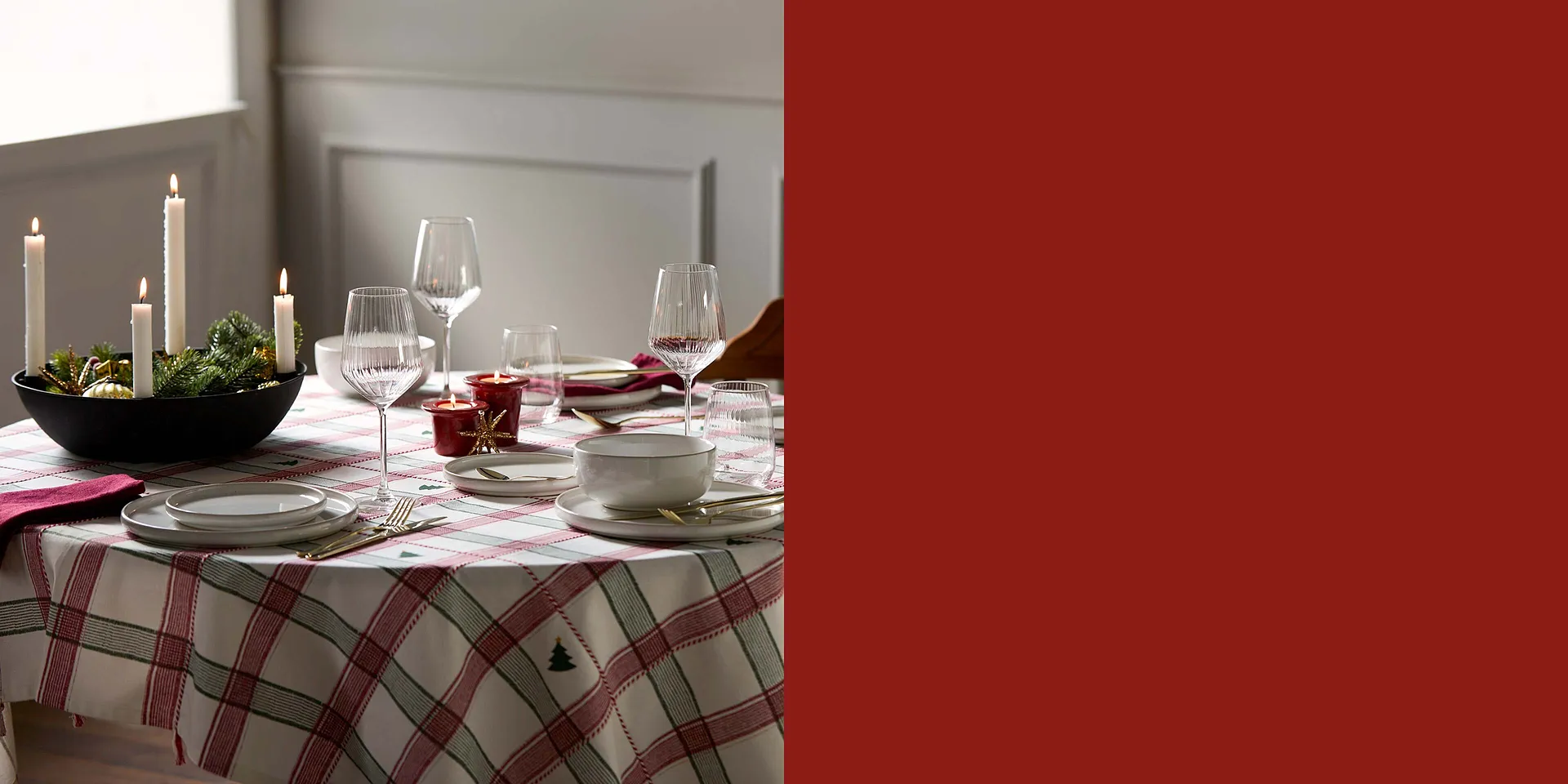 Festlig dekket bord for en koselig julemiddag.