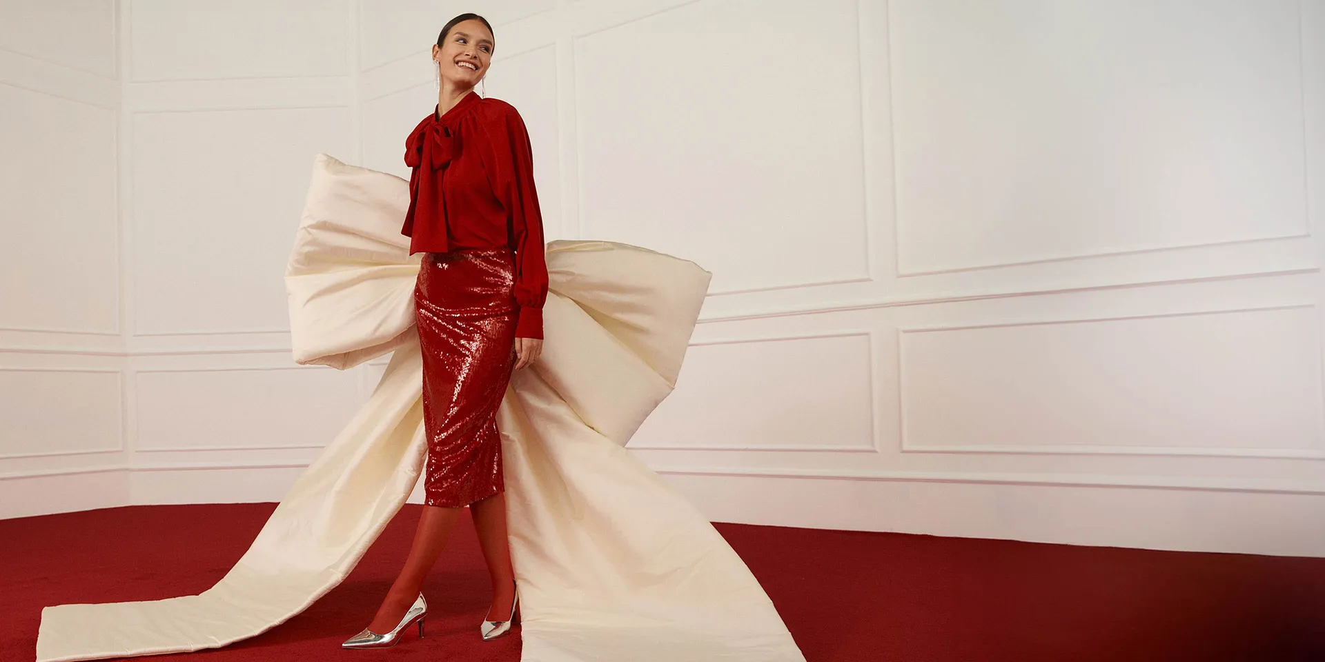 Elegant, rød bluse møter skimrende skjørt.