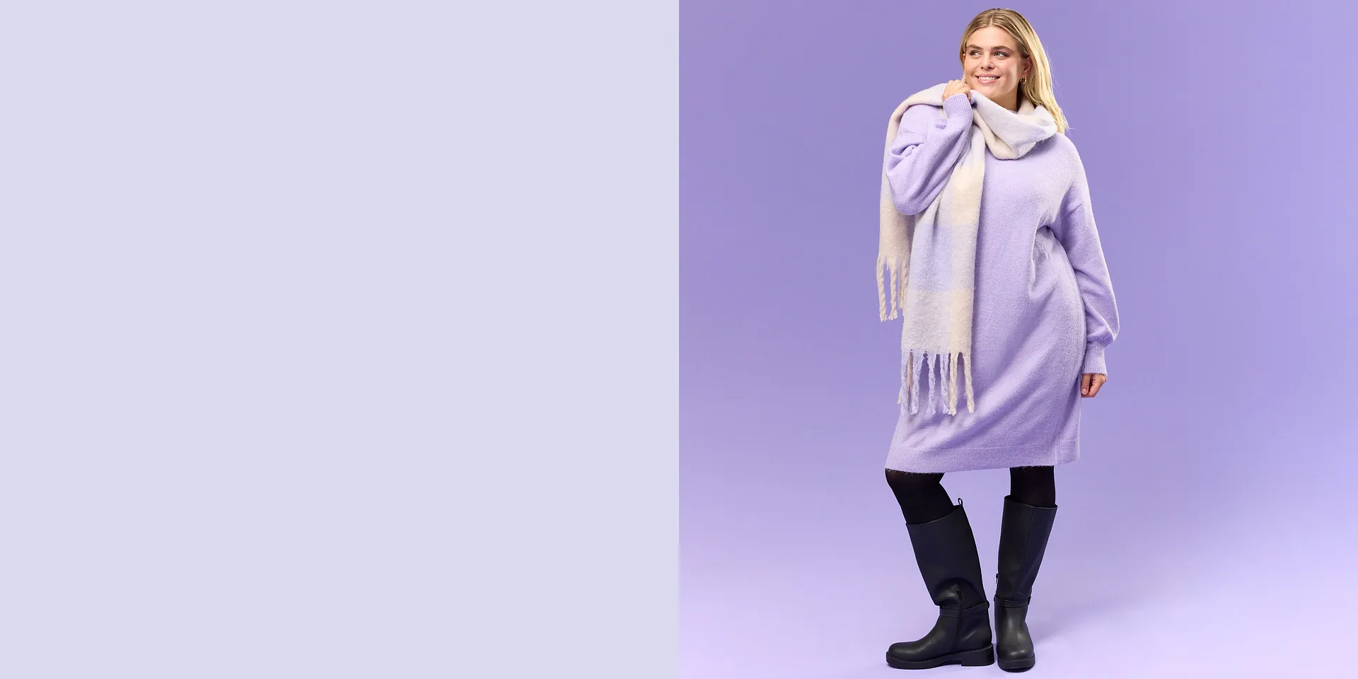 Lilla, strikket kjole med hvitt skjerf, mørk strømpebukse og sorte støvletter.